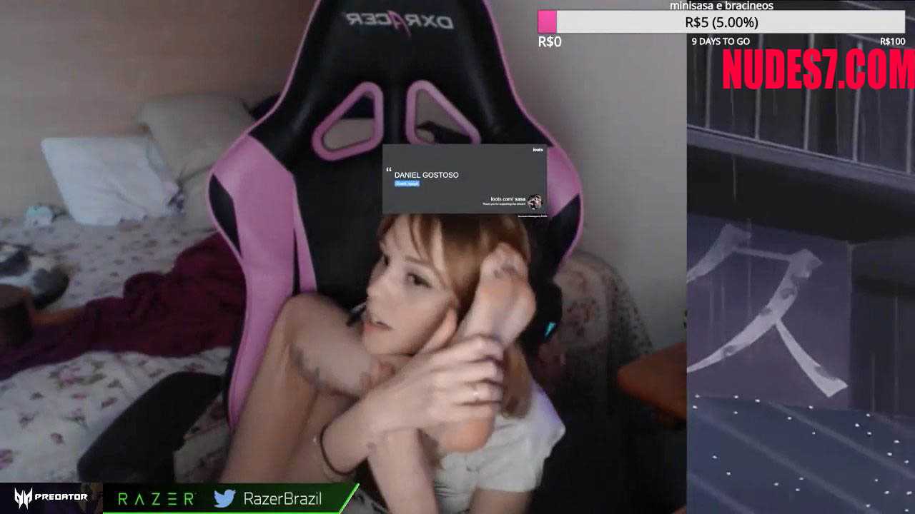 Hot Twitch Streamer Showing Feet For Chatting Video #828